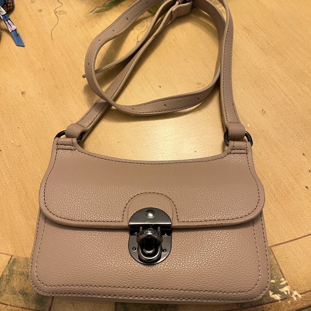 Tan Crossbody Bag with Sleek Design and Metal Clasp